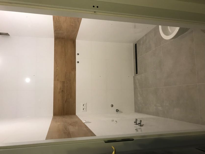 Biała łazienka z drewnianym akcentem