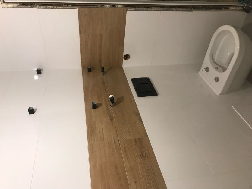 Prysznic walk-in w białej łazience