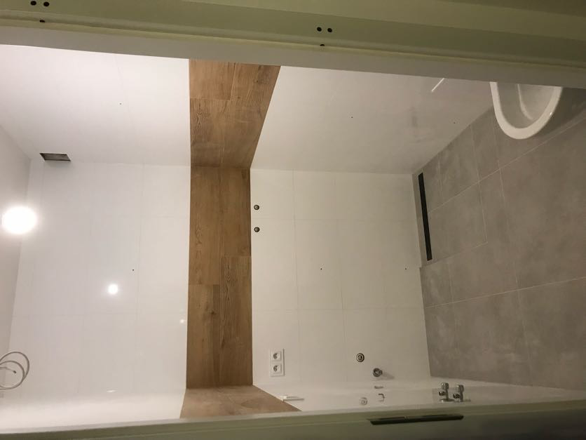 Strefa WC w białej łazience