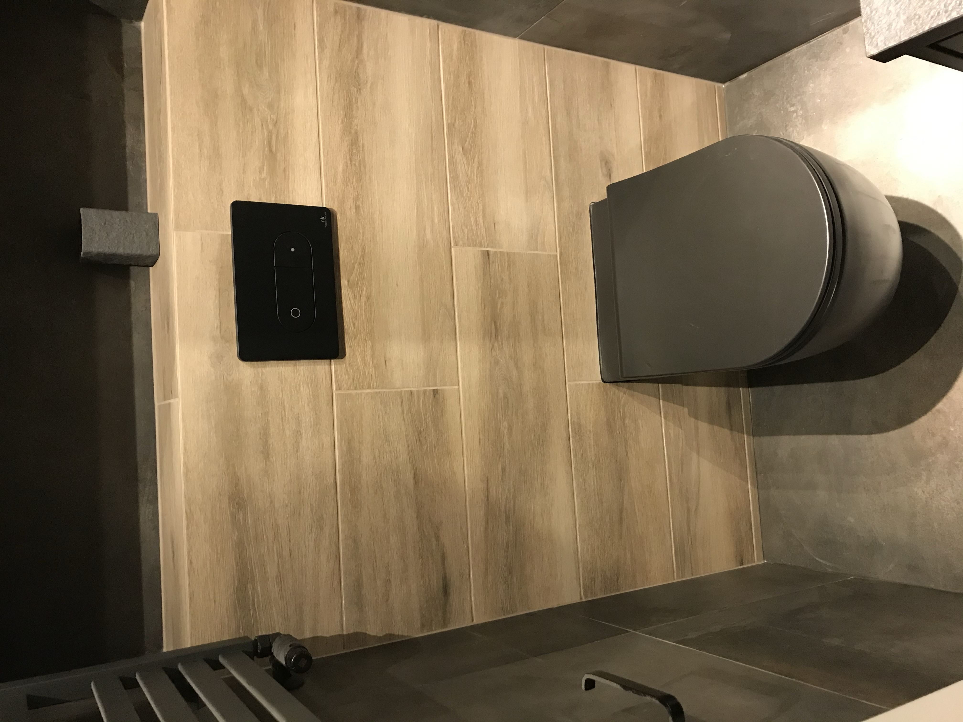 Ciemna łazienka z płytkami drewnopodobnymi