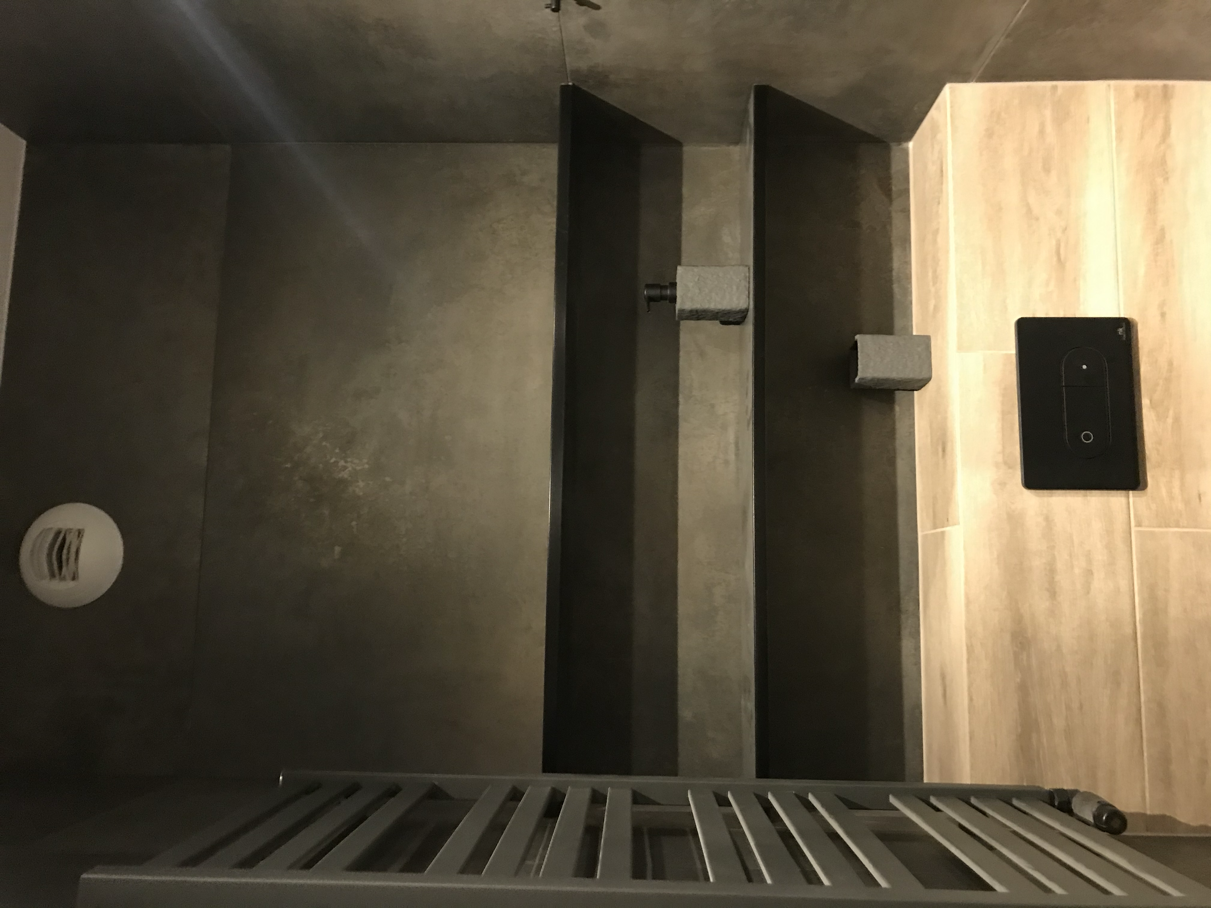 Szara ceramika w ciemnej łazience