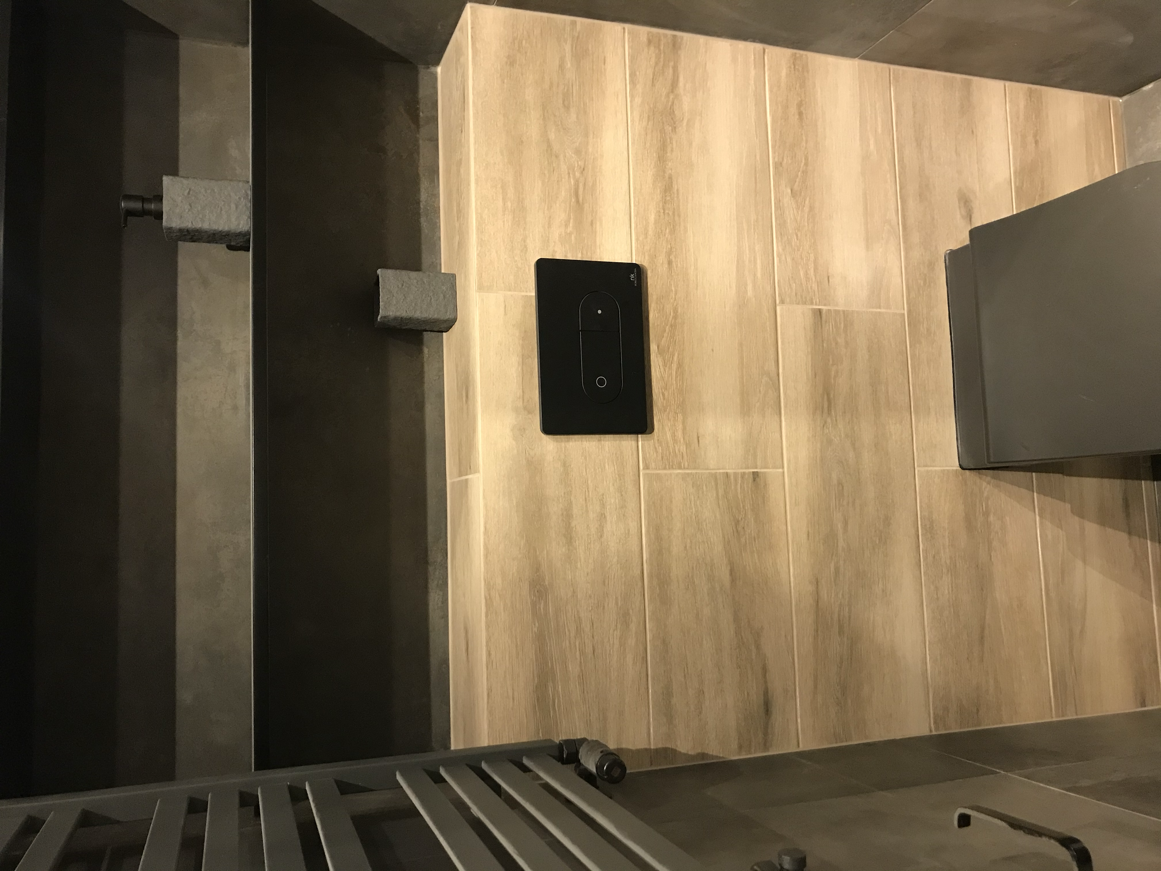 Czarna armatura w ciemnej łazience