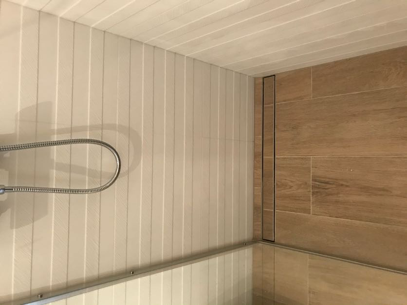 Strefa prysznica w jasnej łazience