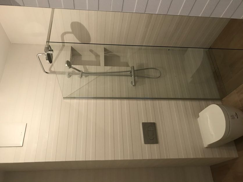 Płytki poziome w jasnej łazience