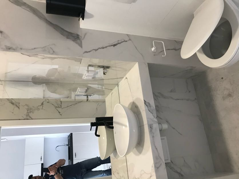 Marmurowa łazienka z umywalką nablatową