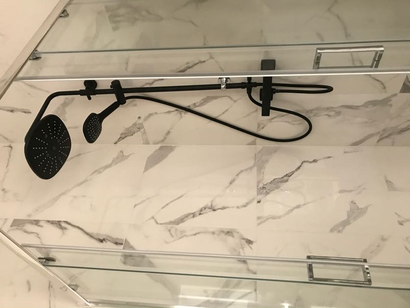 Kabina prysznicowa w marmurowej łazience