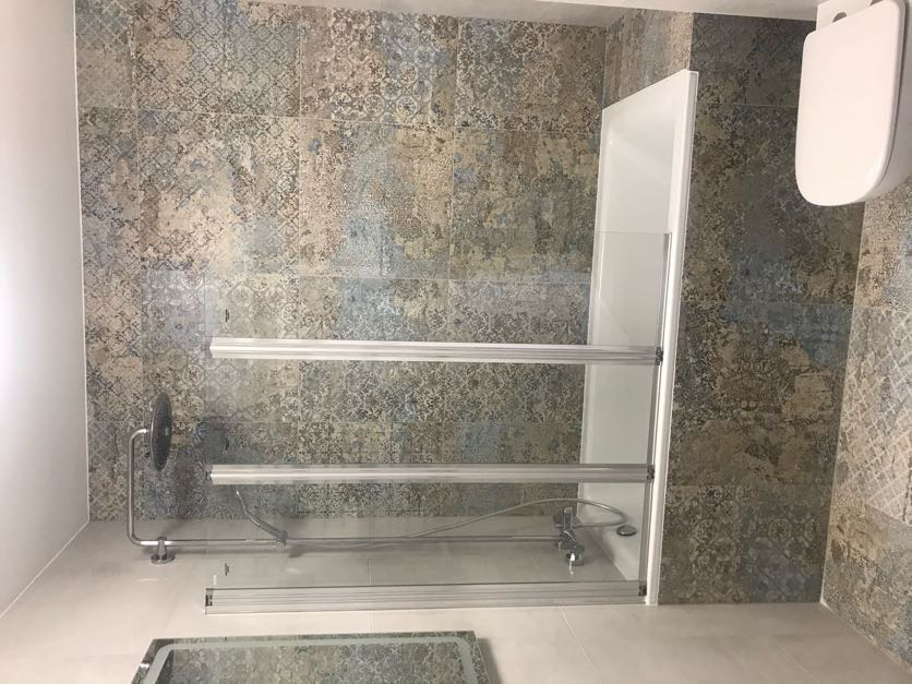 Wanna z parawanem w łazience patchwork