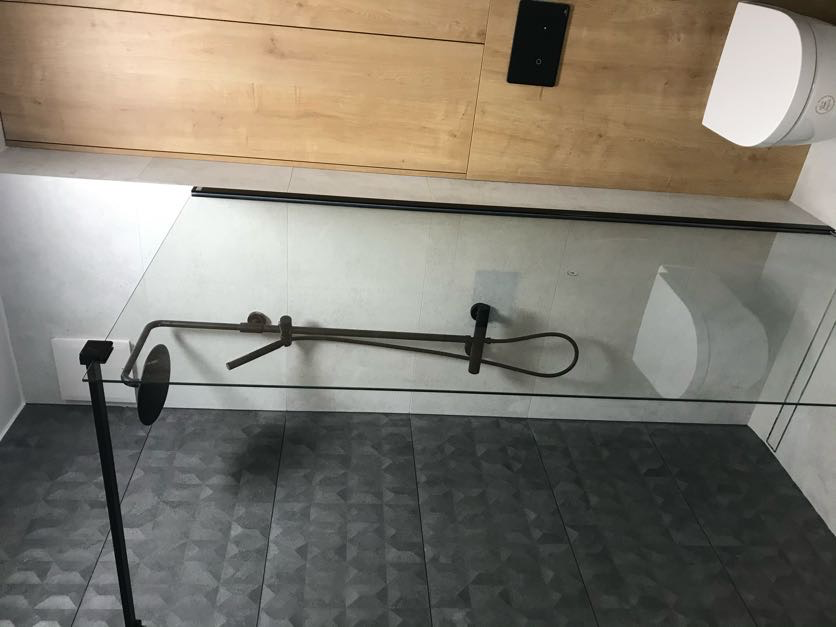 Szara łazienka z płytkami 3D