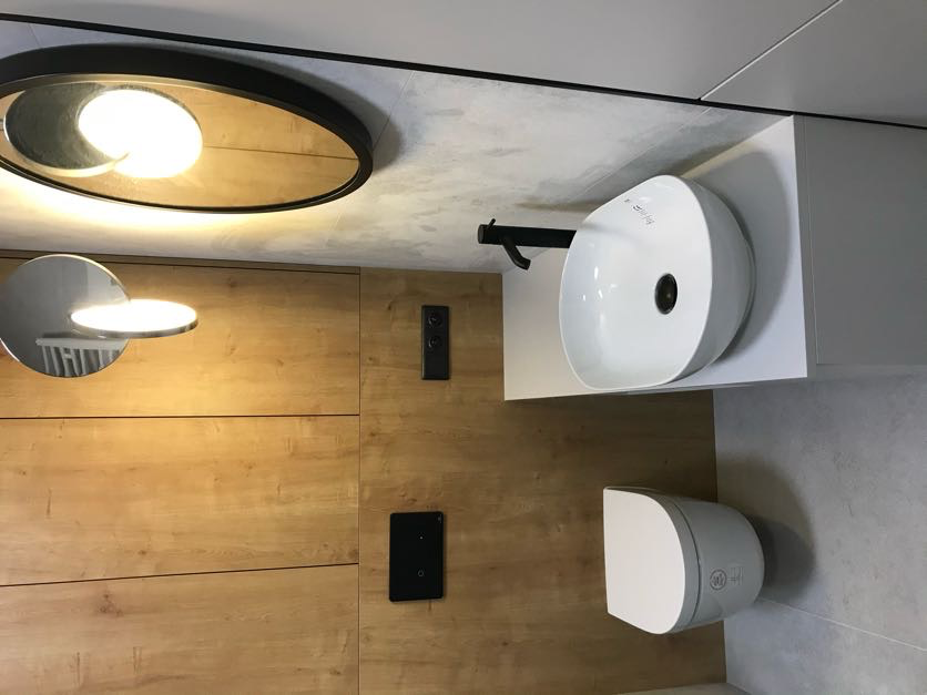 Kabina prysznicowa w szarej łazience