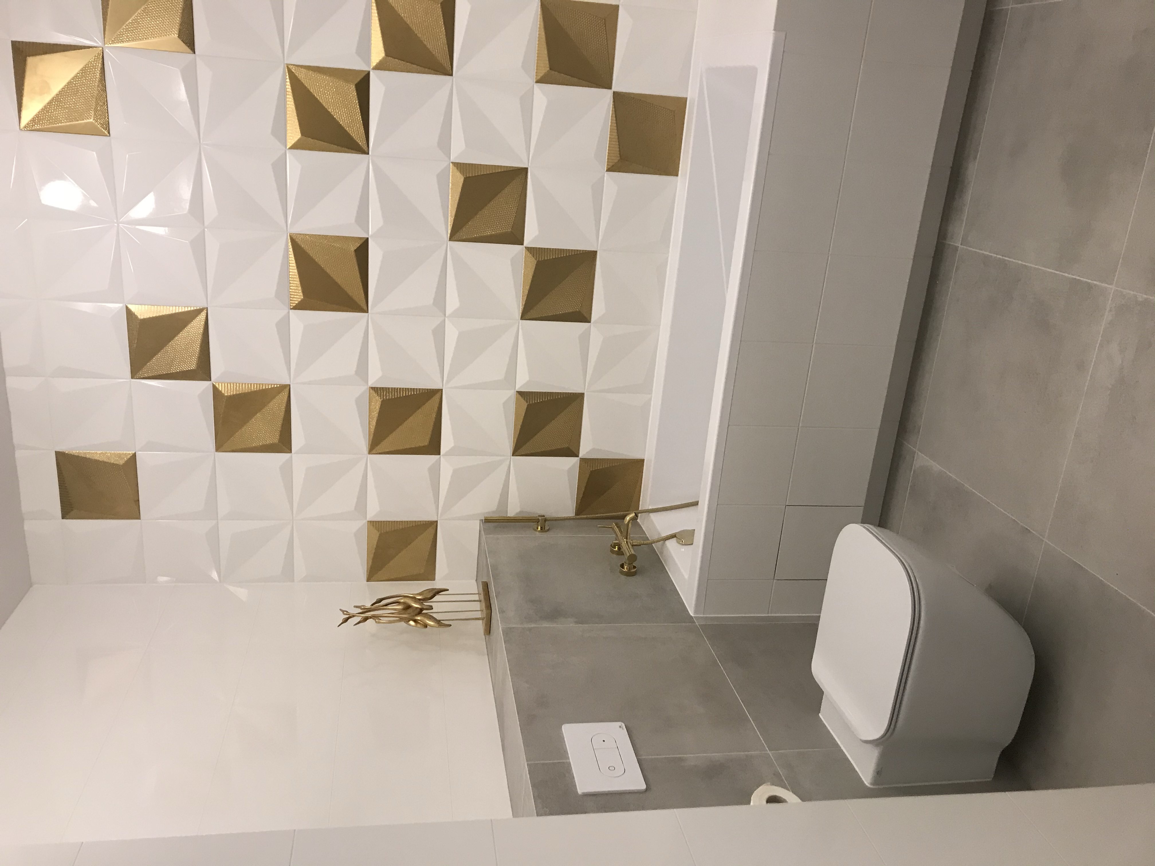 Łazienka ze złotymi akcentami - widok główny