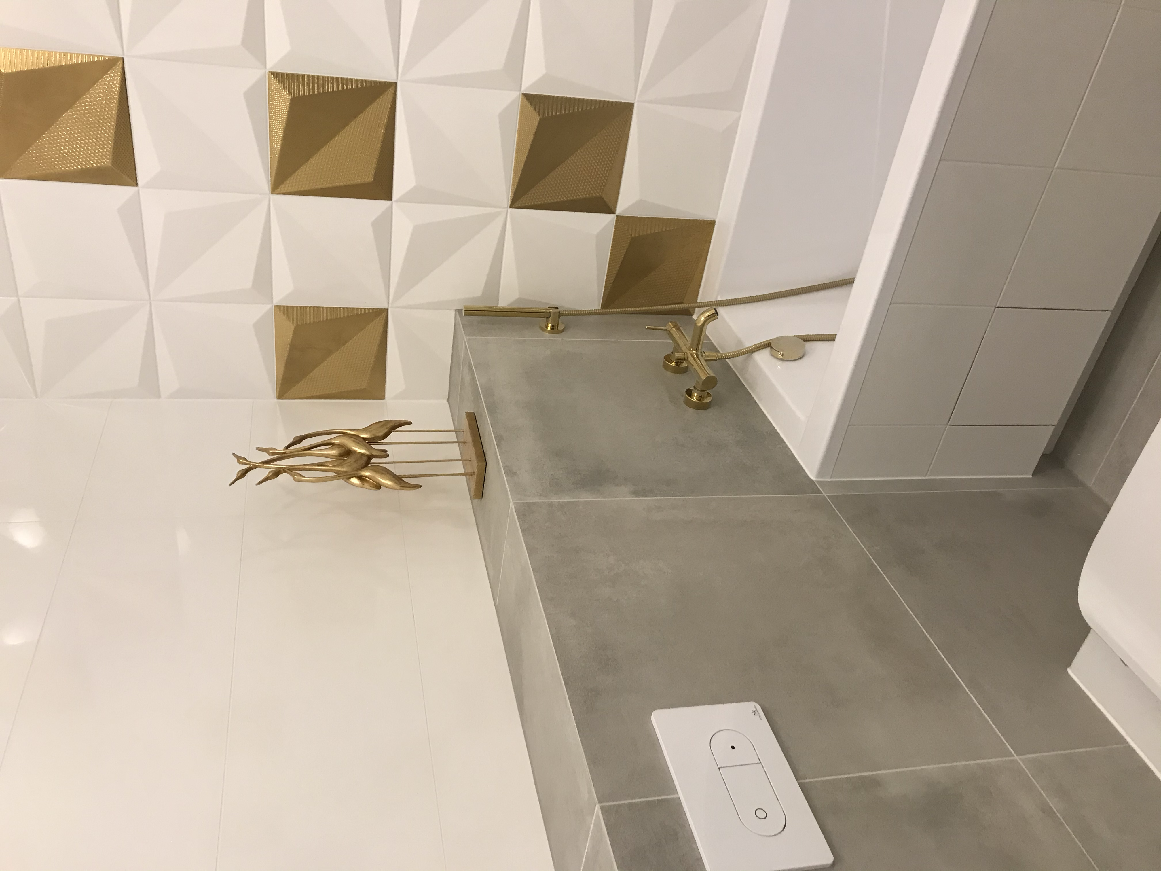 Złota armatura i płytki 3D w łazience