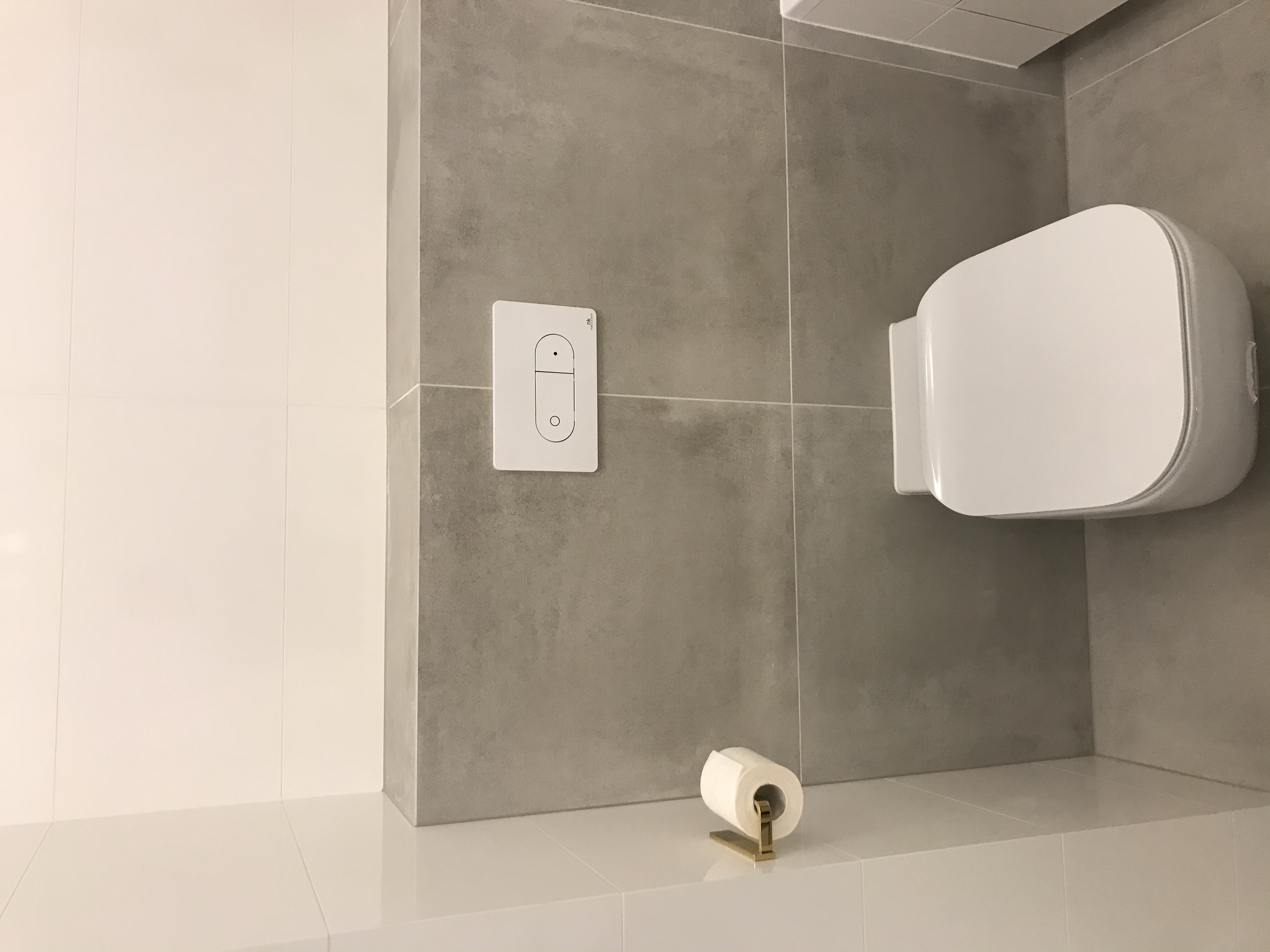 Detale złotej armatury w łazience premium