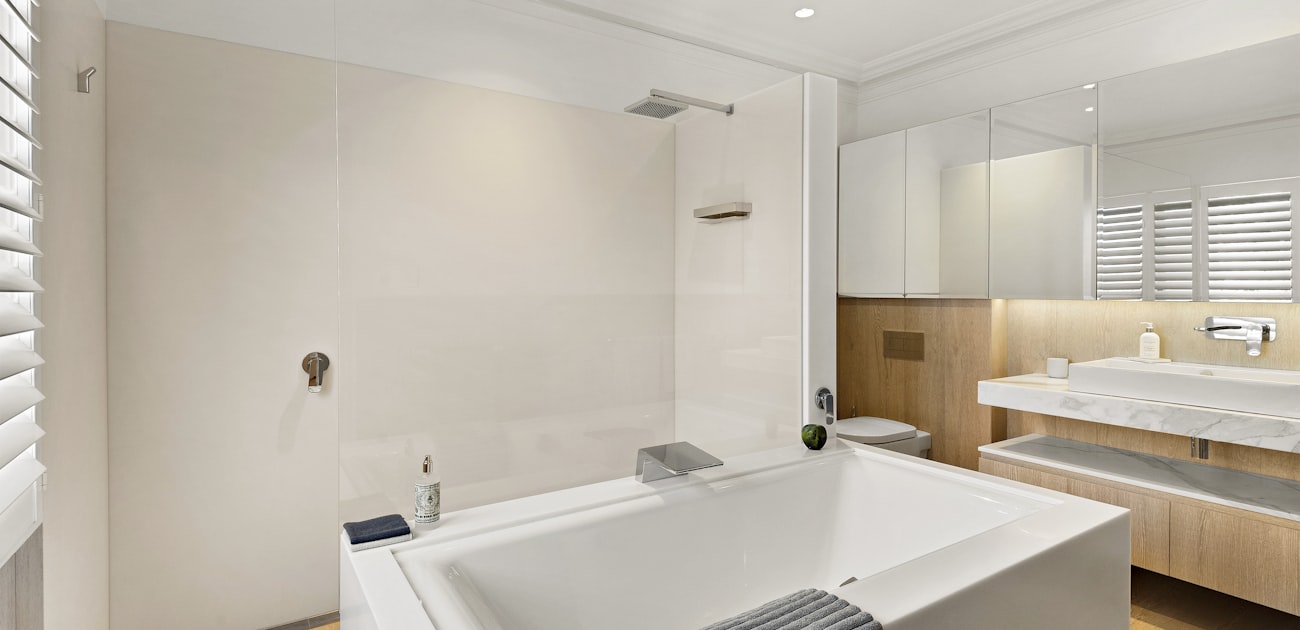 Blat łazienkowy z kamienia lub kompozytu w Warszawie 2026: wybór i pielęgnacja - Poradnik remontowy Tambur House