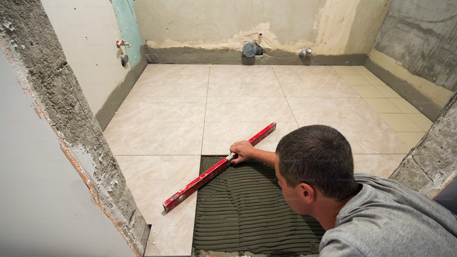 Ceny układania płytek w łazience: ile za m² i co wpływa na koszt - Poradnik remontowy Tambur House