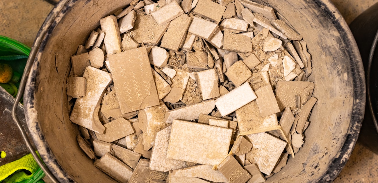 Fuga epoksydowa vs cementowa w Warszawie 2026: różnice, cena, zastosowanie - Poradnik remontowy Tambur House