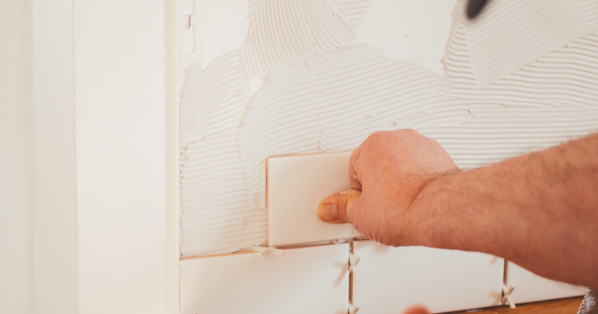 Fugowanie płytek krok po kroku: technika, narzędzia i porady - Poradnik remontowy Tambur House