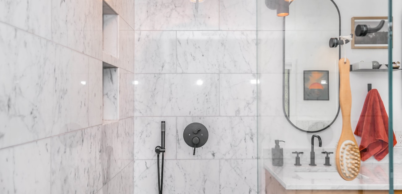 Kabina prysznicowa vs wanna w Warszawie 2026: co wybrać do swojej łazienki? - Poradnik remontowy Tambur House