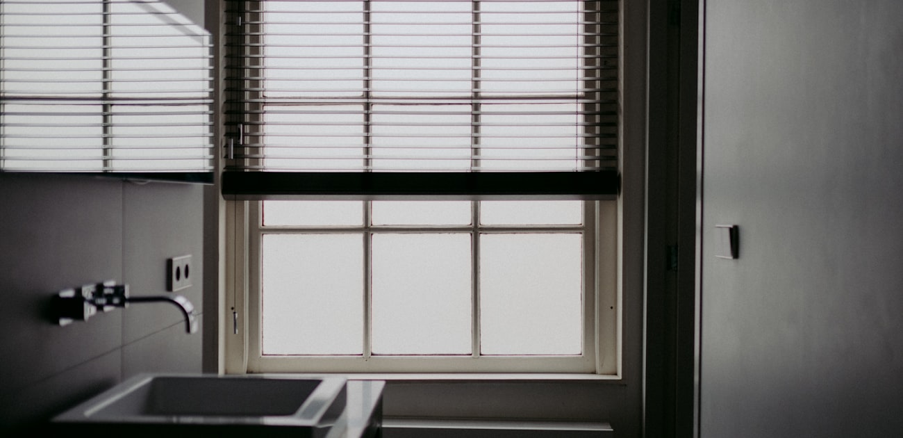 Łazienka bez okna w Warszawie 2026: wentylacja, oświetlenie i triki - Poradnik remontowy Tambur House