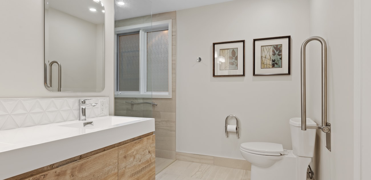 Łazienka dla seniora w Warszawie 2026: bezpieczne rozwiązania i koszty - Poradnik remontowy Tambur House