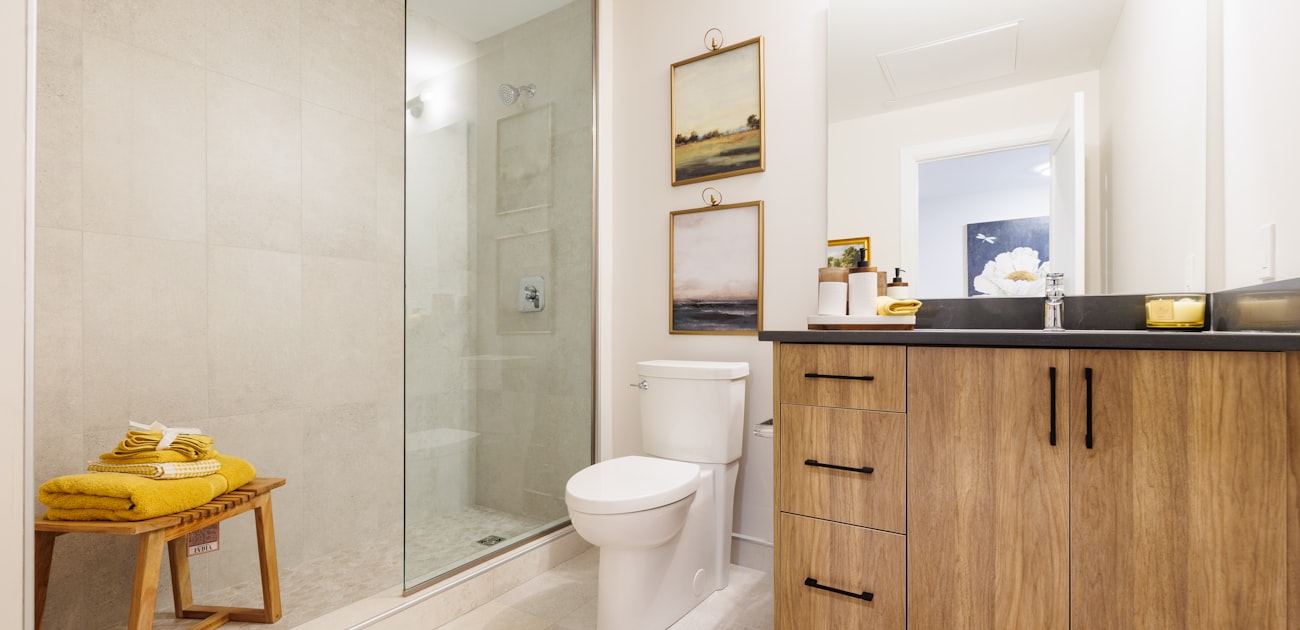 Meble łazienkowe na wymiar w Warszawie 2026: kiedy się opłacają i ile kosztują - Poradnik remontowy Tambur House