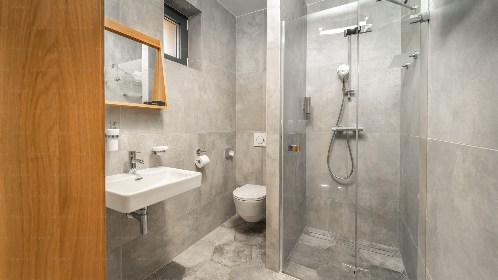 Odpływ liniowy pod prysznic: montaż, ceny i błędy - Poradnik remontowy Tambur House