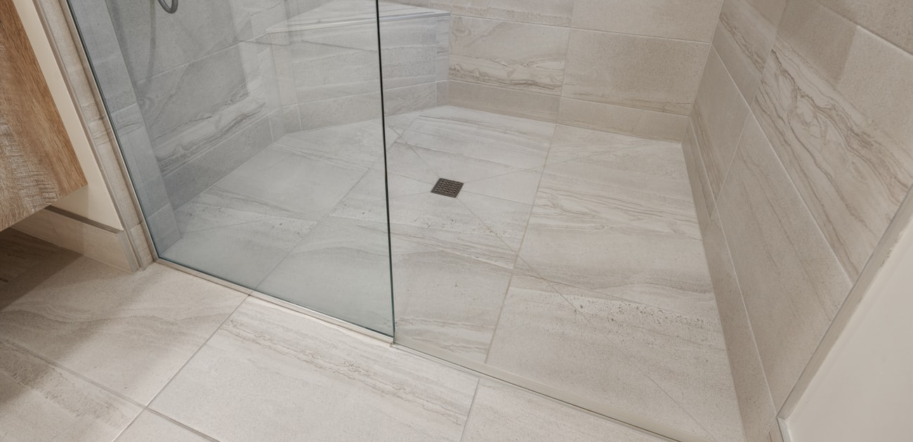 Ogrzewanie podłogowe w łazience w Warszawie 2026: wodne czy elektryczne? - Poradnik remontowy Tambur House