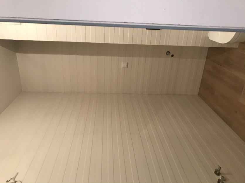 Jasna łazienka z pasami