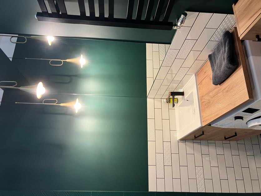 Zielona łazienka z cegiełką